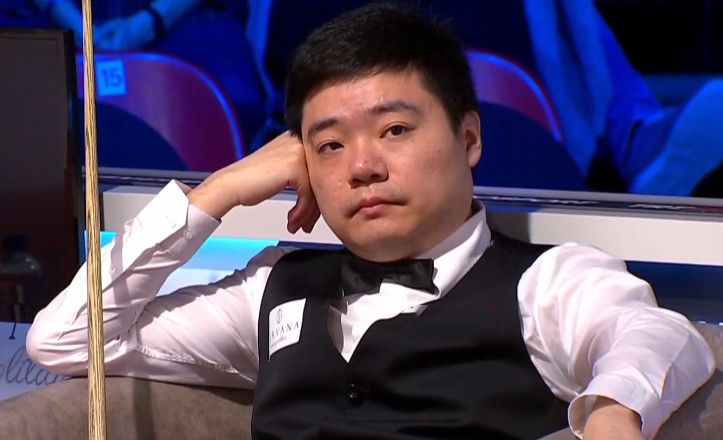 脾气和顺的眼科大夫善彩（金惠秀）发现丈夫与人偷情，忍泪带着女儿太秀（朴妍儿）分开家住进一间破旧的屋子，并租下一处处所欲开私家诊所。温顺开畅的年夜男孩仁哲（金宋苏）是她雇请的室内设计师，两人短暂接触生出豪情。善彩的人生看似要得以改变，但一切不外是她决心经营的假像，这假像又因一双被她偶尔拾于地铁的被谩骂的粉红色高跟鞋加倍扑朔迷离：学跳芭蕾的太秀也被高跟鞋深深吸引，母女争鞋时几近成仇敌；仁哲真心待她，却从没注重到两人温存时她那恐怖的眼神。善彩已将高跟鞋视作她所执导、参演的人生年夜戏的一个主要道具。